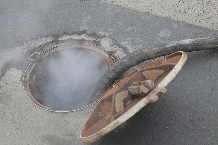 Жители Хакасии приехали в Красноярск, чтобы воровать люки от ливневых канализаций